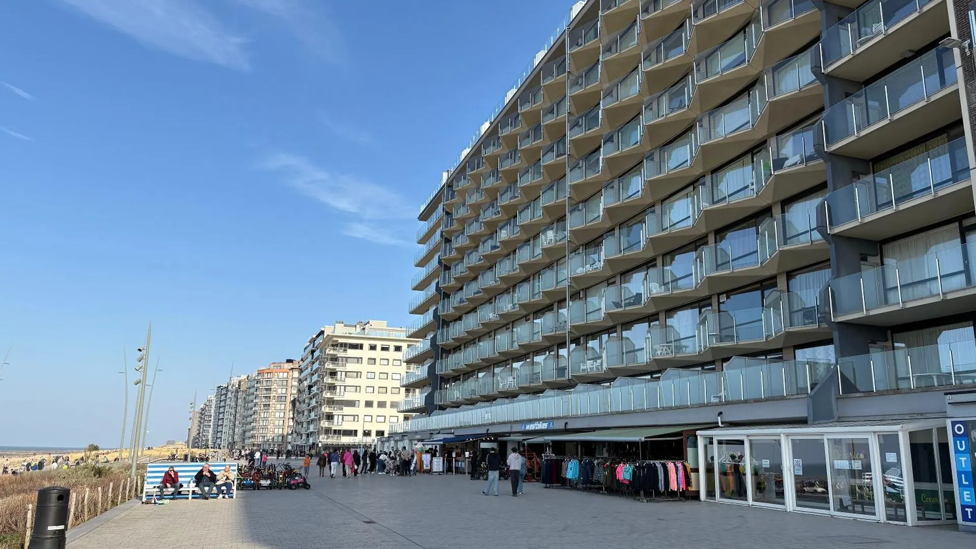 Digue De Westende, Studio Avec Coin Nuit, Piscine, Vue Mer Et Plage Fantastique Middelkerke Belgium