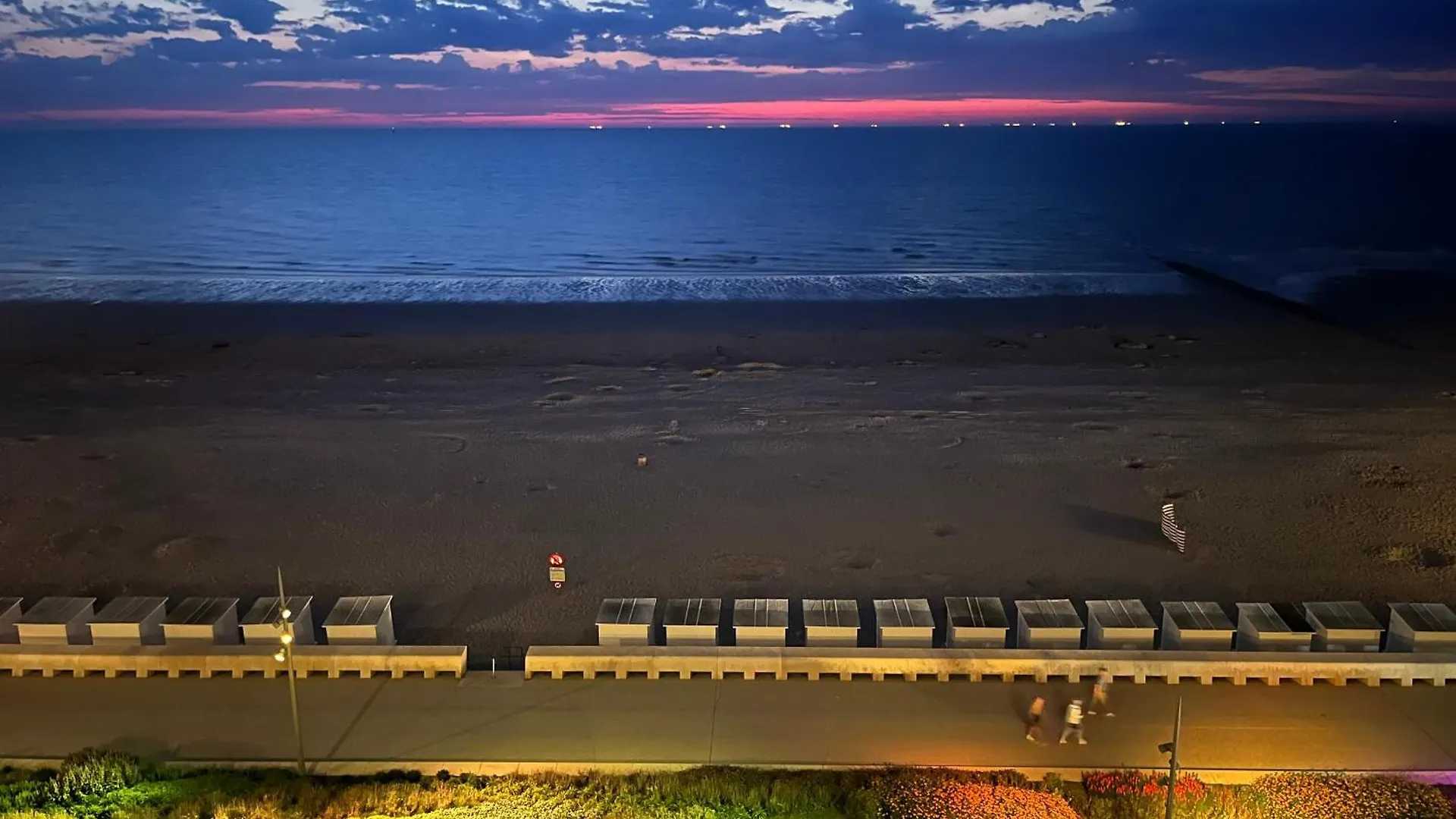 Digue De Westende, Studio Avec Coin Nuit, Piscine, Vue Mer Et Plage Fantastique Middelkerke
